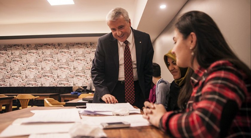 Rektör Prof. Dr. Gündoğan, İİBF'nin kantin açılışında öğrencilerle buluştu