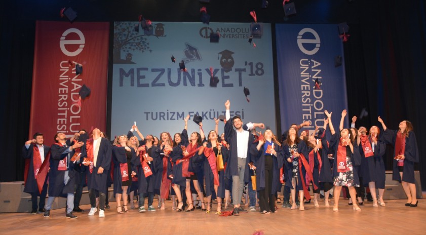 Turizm Fakültesi, mezunlarını yeni hayatlarına uğurladı