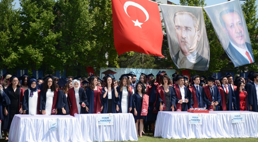 Hukuk Fakültesi ve Engelliler Entegre Yüksekokulu mezunlarını uğurladı