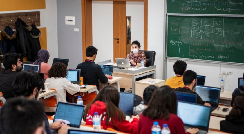 Teknoloji eğitiminde maskeli oturumlar