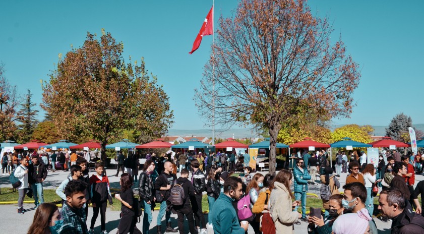 Anadolu Üniversitesi’nde Öğrenci Kulüpleri Şenliği coşkusu