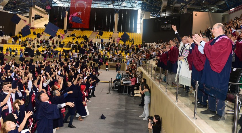 Açıköğretim Sistemi mezun öğrencilerini uğurladı