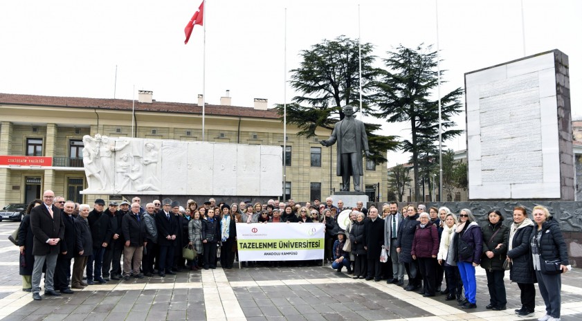 Tazelenme Üniversitesi Atatürk Anıtı’na çelenk bıraktı