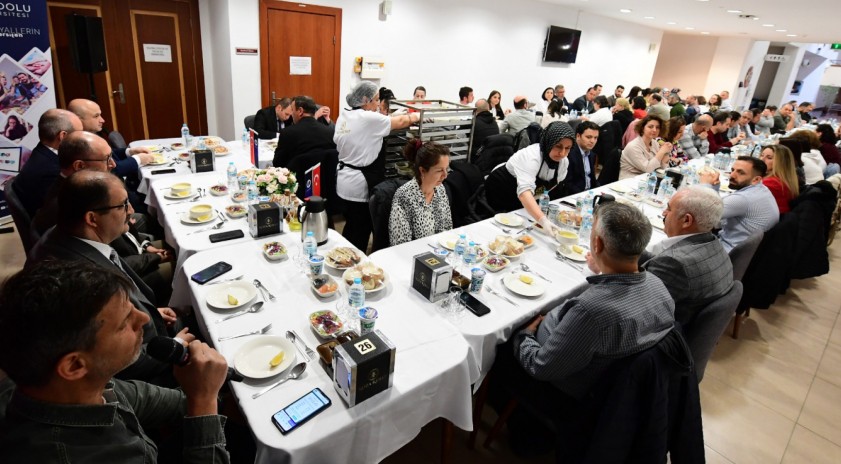 Rektör Erdal, İdari ve Mali İşler Daire Başkanlığı personeliyle iftarda bir araya geldi