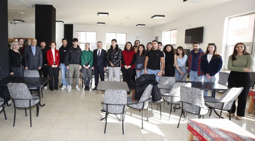 Vali Aksoy İletişim Bilimleri Fakültesi öğrencileriyle bir araya geldi
