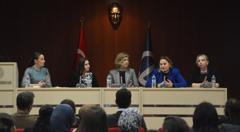 "Eczane Hizmetleri Programı Öğrencilerinin Sektör Buluşmaları" paneli düzenlendi