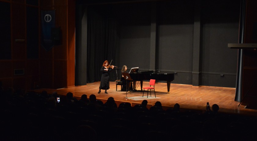 Yaylı çalgılar bölümü öğrencileri konserde sahne aldı
