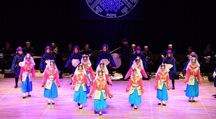 Anadolu Üniversitesinden Çocuk Halk Dansları Topluluğu gösterisi
