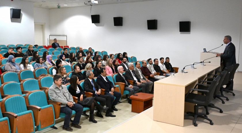 Bilişim Teknolojileri Meslek Yüksekokulunda ilk dersi Rektör Adıgüzel verdi