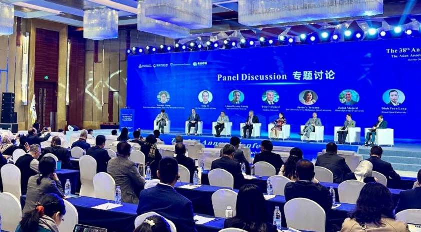 Rektör Adıgüzel, dünyanın en önemli Açık ve Uzaktan Eğitim Zirvesi AAOU 2025’te