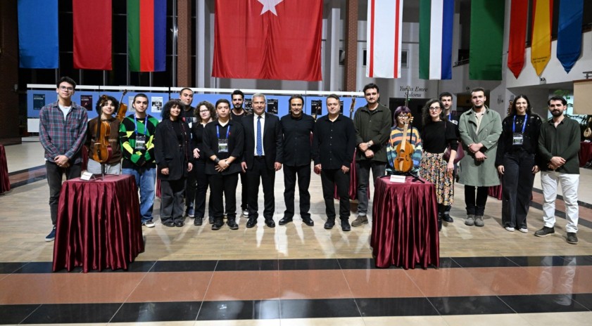 Rektör Prof. Dr. Yusuf Adıgüzel, Çalgı Yapımı ve Onarımı Bölümü öğrencilerinin sergisini gezdi