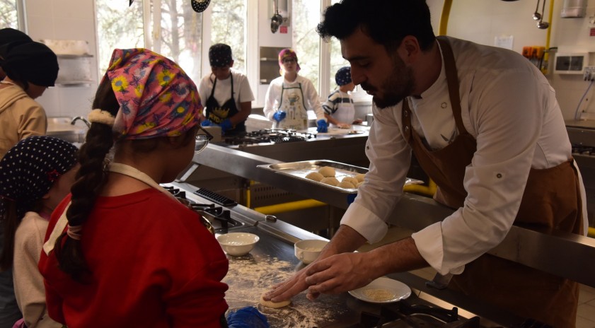 &Ccedil;ocuklar D&uuml;nya Mutfaklarında Lezzetli Bir Yolculuğa &Ccedil;ıktı