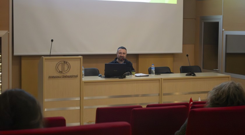 Edebiyat Fakültesinde “Teknoloji ve Dostluk” semineri gerçekleştirildi