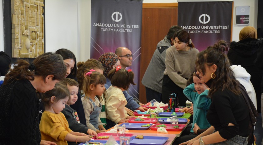 Turizm Fak&uuml;ltesi&rsquo;nde &ldquo;Yılbaşı Kurabiyesi S&uuml;sleme Etkinliği&rdquo; d&uuml;zenlendi