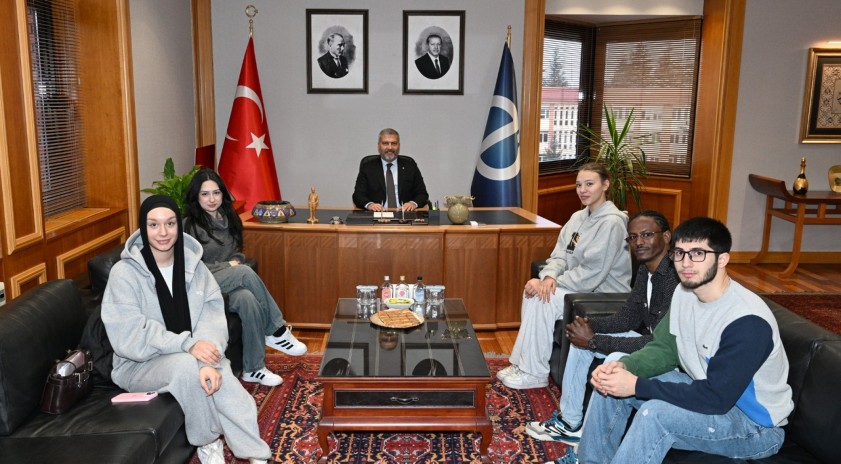 Uluslararası &Ouml;ğrencilerden Rekt&ouml;r Adıg&uuml;zel&rsquo;e ziyaret