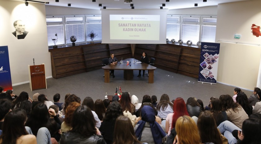 &Uuml;nl&uuml; Oyuncu Canan Erg&uuml;der, Anadolu &ouml;ğrencileriyle bir araya geldi