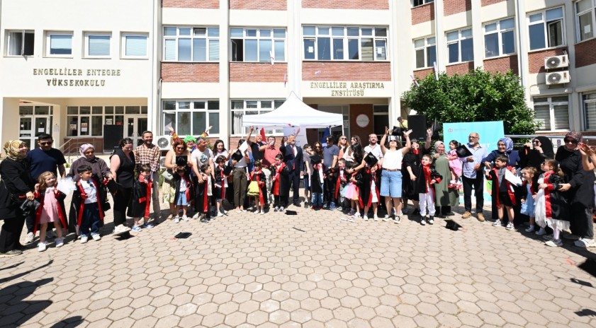 Anadolu &Uuml;niversitesinde gurur g&uuml;n&uuml;: Sevgi ve sabrın mezuniyeti